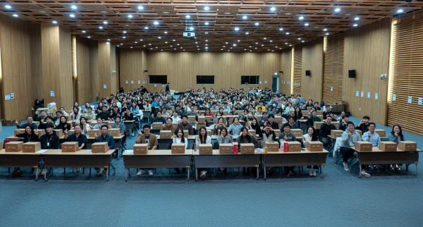 SK바이오팜 임직원들이 지난 16일 사회공헌 네트워크 행복얼라이언스와 함께 사각지대에 놓인 결식아동들을 위한 '행복상자' 포장 자원봉사를 하고 있다. SK바이오팜 제공